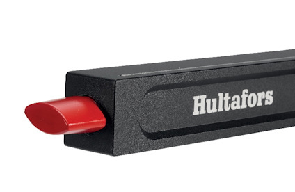 Svart rektangulär hållare med text "Hultafors" och en röd utstickande del.