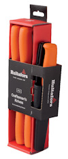 Förpackning med Hultafors hantverkarknivar med orange- och svartfärgade handtag.