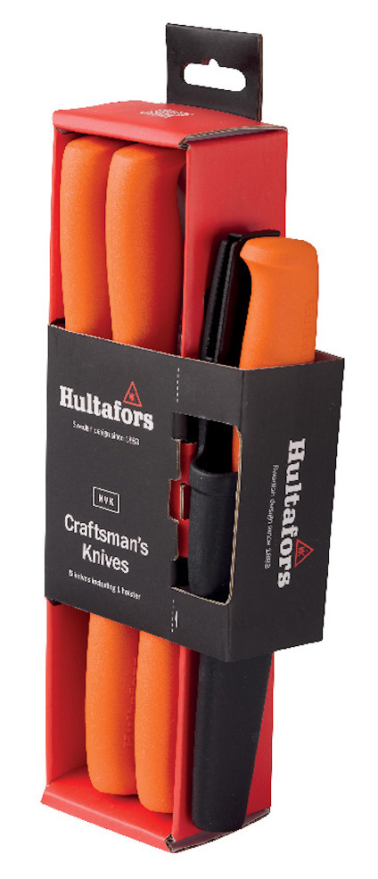 Förpackning med Hultafors hantverkarknivar med orange- och svartfärgade handtag.
