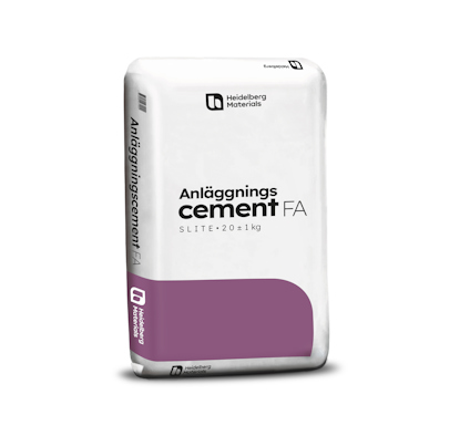Vit förpackning med texten "Anläggningscement FA SLITE 20 ±1 kg" och logotypen för Heidelberg Materials.