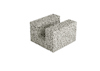 Grå betongblock med grov yta, formade som ett U.