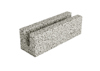 Betongblock med grå, grovkornig yta och U-formad urgröpning.