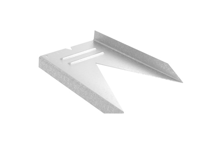 Metallisk skarvbleck med två vinklade flikar och ett långt avlångt hål i mitten, använd för sockelelement.