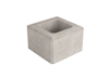 Grått, fyrkantigt betongblock med hål i mitten.