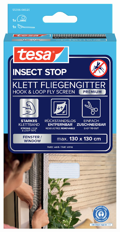 Förpackning med tesa Insect Stop klisterband för flugskärm, 130 x 130 cm, visas fastsatt på ett fönster.
