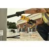 En person i arbetskläder använder en gul Dewalt-batteridriven verktygssåg på en byggarbetsplats.