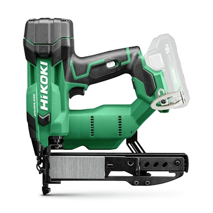 Grön och svart batteridriven klammerpistol med märket "HIKOKI" synligt på sidan.