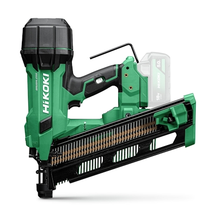 Stavspikpistol i grön och svart design med märket Hikoki synligt. Batterikompartment utan batteri.