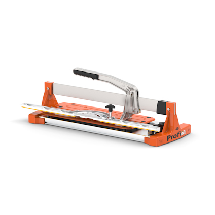 Orange och silverfärgad kakelskärare med svart handtag, placerad i vinkel på en vit bakgrund.