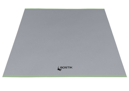 Grå fyrkantig platta med gröna kanter och logotypen "Bostik" i mitten.