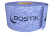 Rulle av blå tätremsa med svart text "BOSTIK" och en ödleillustration.