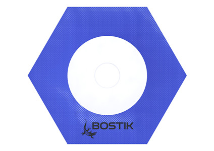 Sexkantig blå våtrumsmanschett med ett cirkulärt utskuren mitt och texten "Bostik" med en ödla.