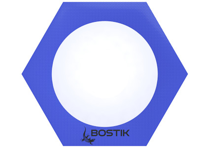 Hexagonformad blå tätning med vit mitt, märkt "Bostik" och logotyp i nedre delen.