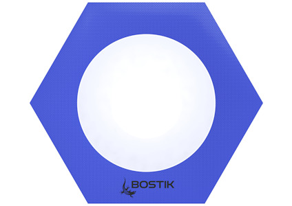 Sexkantig blå rörmanschett med vit cirkulär mitt. Svarta texten "BOSTIK" och en logotyp nedtill.