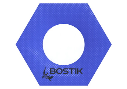 Sexkantig blå rörmanschett med cirkulär öppning i mitten och texten "BOSTIK" samt en ödlelogotyp nedtill.